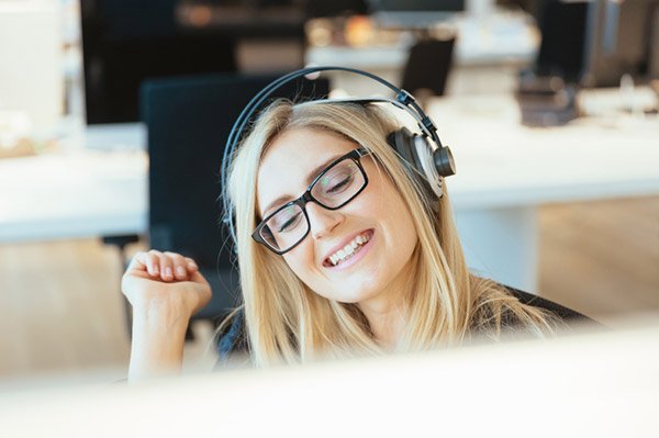 Écouter la musique au boulot? Une très bonne idée!